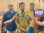 videotron-aceh-barat-meulaboh-pt-hcm-2026 Kepala Dinas Kominsa Aceh Barat memaparkan rencana pembangunan videotron bersama PT Hikmah Cakra Mulia di Meulaboh.