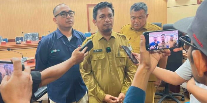 Kepala Dinas Kominsa Aceh Barat memaparkan rencana pembangunan videotron bersama PT Hikmah Cakra Mulia di Meulaboh.