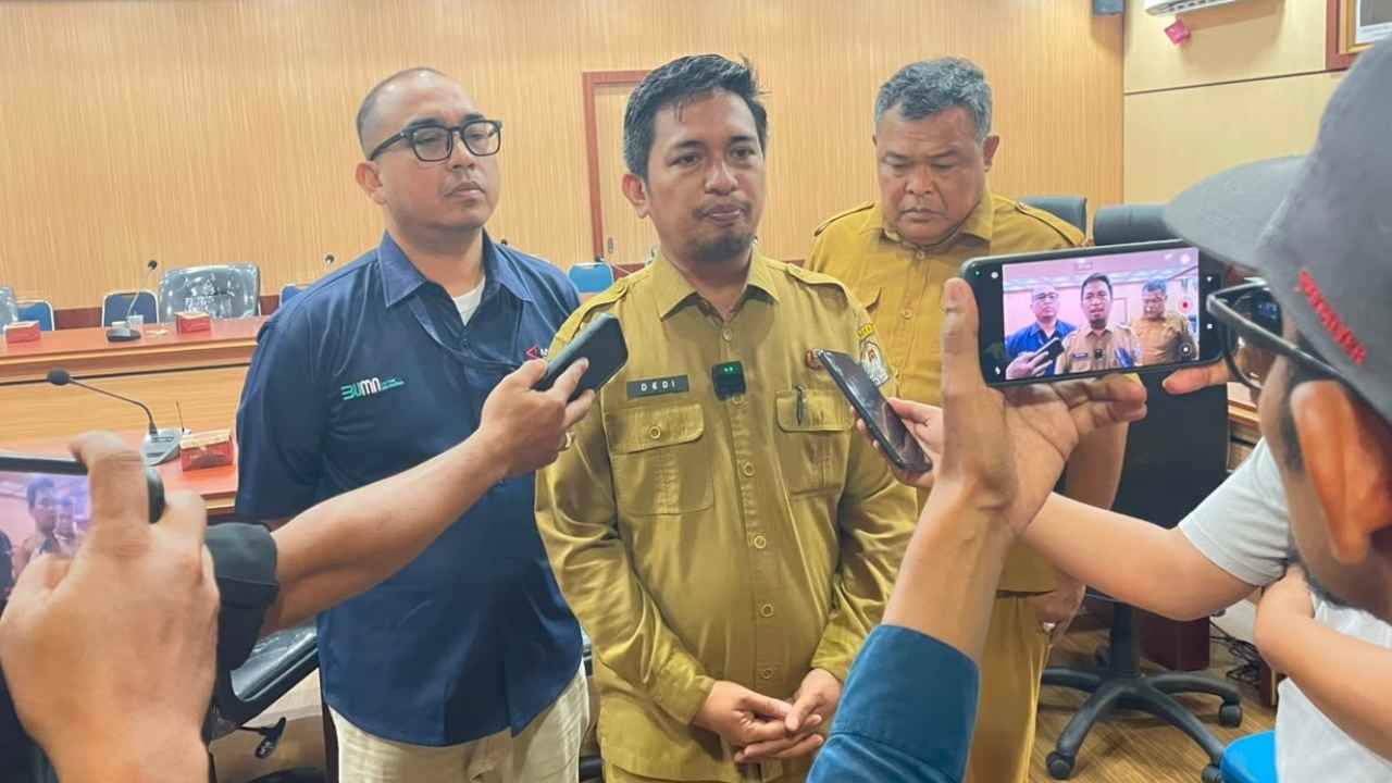 Kepala Dinas Kominsa Aceh Barat memaparkan rencana pembangunan videotron bersama PT Hikmah Cakra Mulia di Meulaboh.
