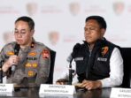 Petugas Bareskrim Polri menunjukkan barang bukti kasus kebakaran hutan dan lahan.