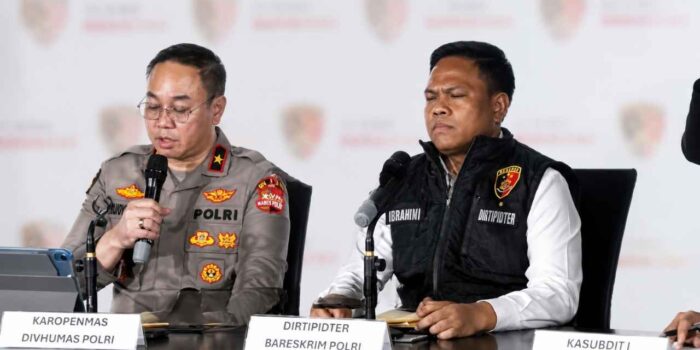 Petugas Bareskrim Polri menunjukkan barang bukti kasus kebakaran hutan dan lahan.