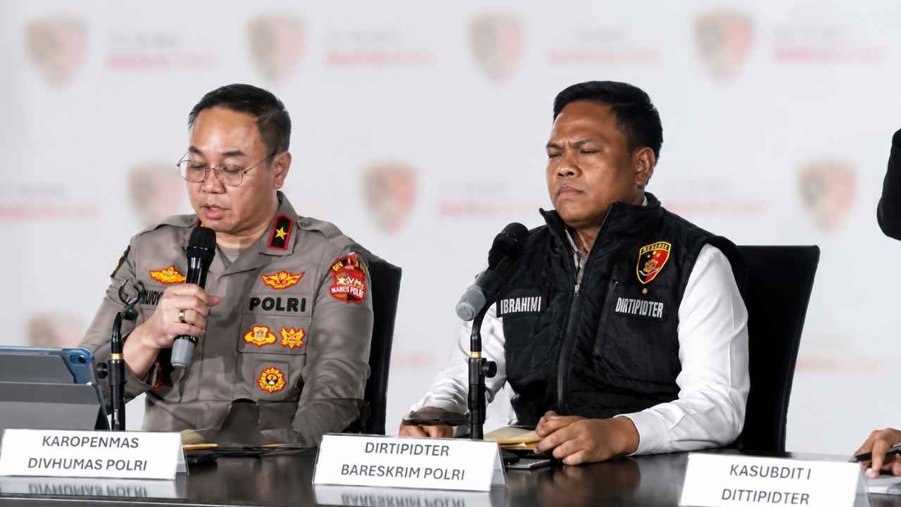 Petugas Bareskrim Polri menunjukkan barang bukti kasus kebakaran hutan dan lahan.