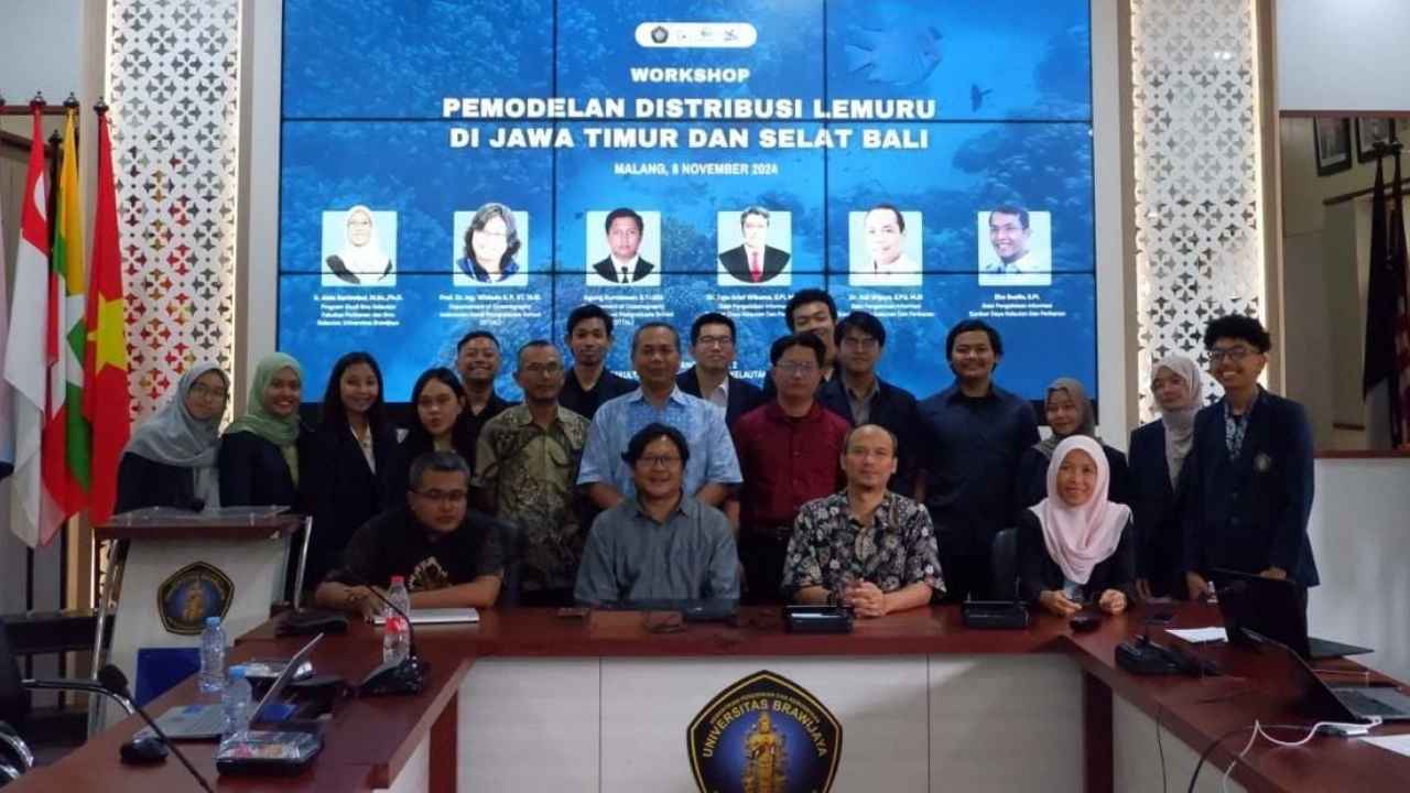 Peneliti BRIN menganalisis data oseanografi untuk prediksi larva ikan lemuru di Selat Bali.