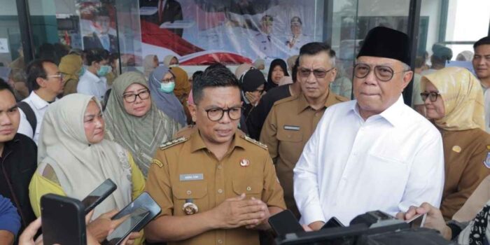 Warga mengikuti layanan Cek Kesehatan Gratis di Youth Center Pamulang, Tangerang Selatan.