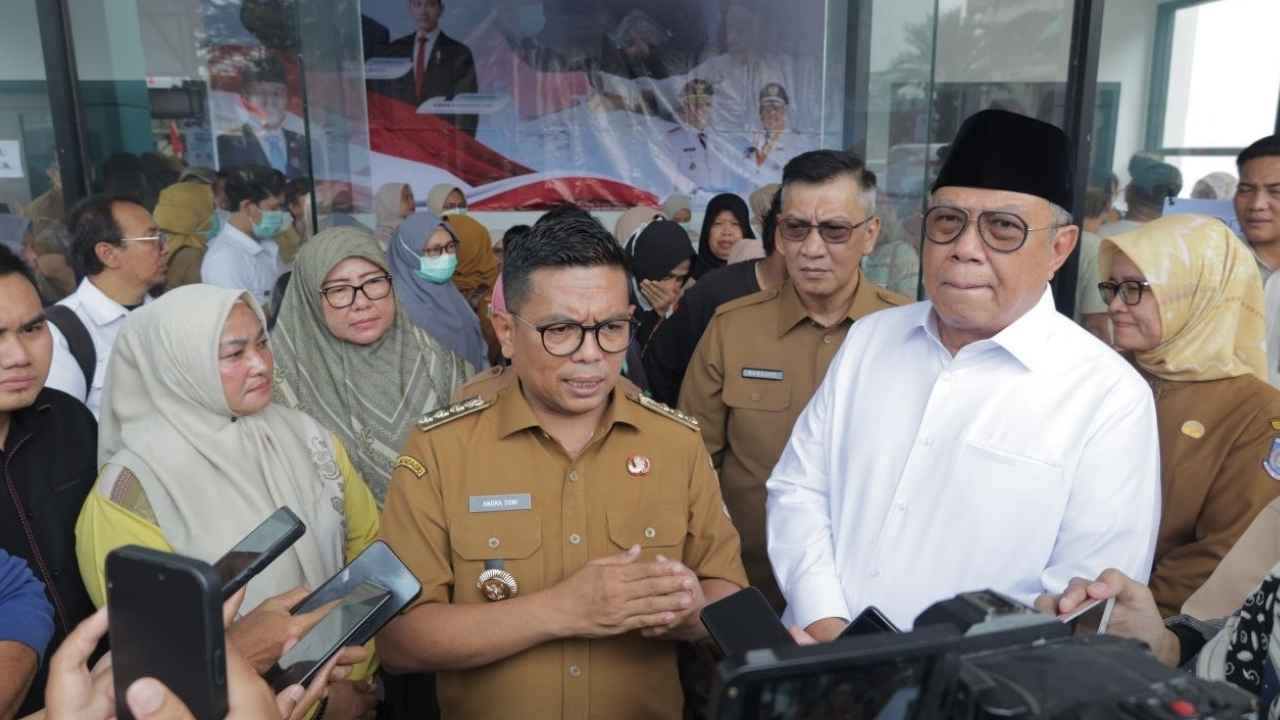 Warga mengikuti layanan Cek Kesehatan Gratis di Youth Center Pamulang, Tangerang Selatan.