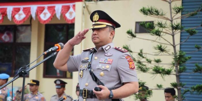 Kapolres Aceh Barat memimpin upacara Hari Juang Polri 2026 di halaman Mapolres.