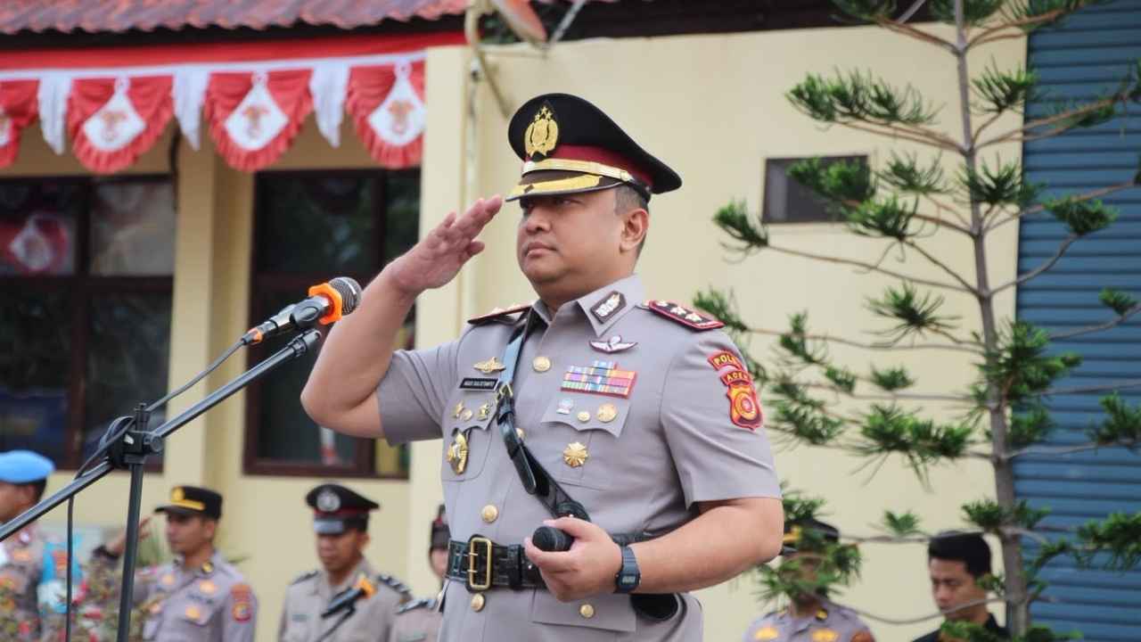Kapolres Aceh Barat memimpin upacara Hari Juang Polri 2026 di halaman Mapolres.