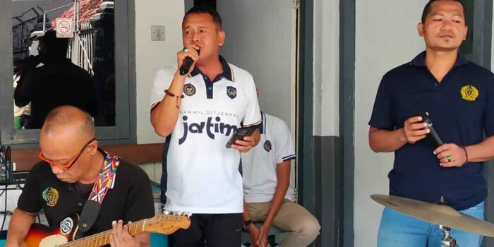 Kalapas Jember meninjau latihan musik warga binaan.