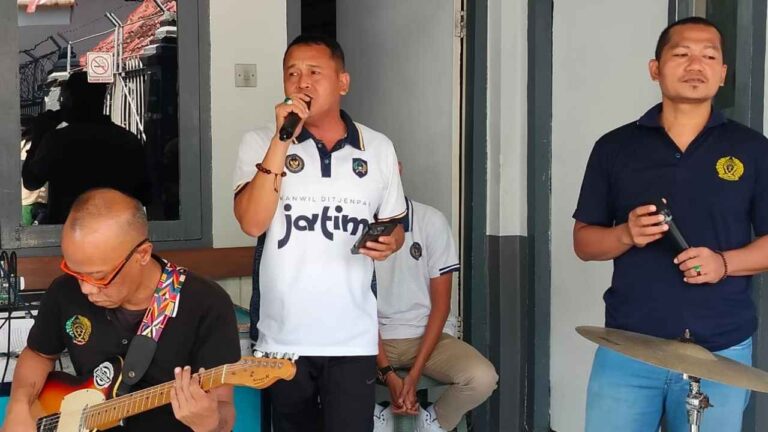 Kalapas Jember meninjau latihan musik warga binaan.