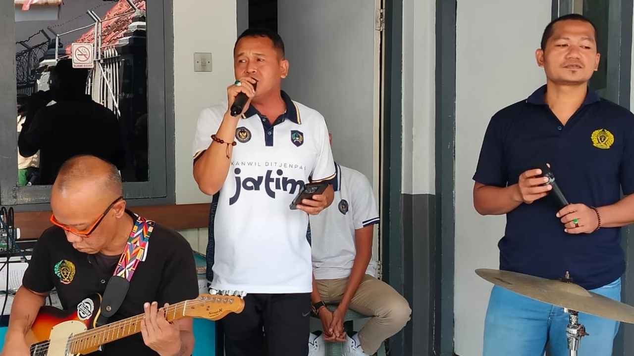 Kalapas Jember meninjau latihan musik warga binaan.