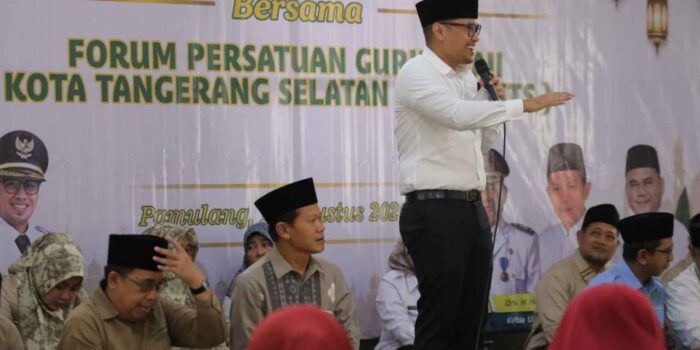 Pilar Saga Ichsan bersama guru ngaji Tangerang Selatan.
