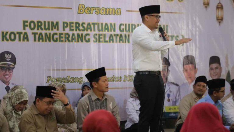 Pilar Saga Ichsan bersama guru ngaji Tangerang Selatan.