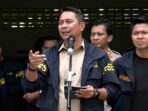 Polda Metro Jaya Bongkar Pabrik Uang Palsu di Tangsel Petugas Polda Metro Jaya menunjukkan barang bukti uang palsu pecahan Rp100.000 di Tangerang Selatan.