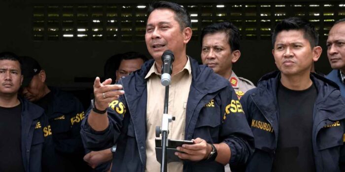 Petugas Polda Metro Jaya menunjukkan barang bukti uang palsu pecahan Rp100.000 di Tangerang Selatan.