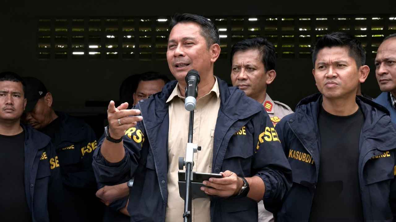 Petugas Polda Metro Jaya menunjukkan barang bukti uang palsu pecahan Rp100.000 di Tangerang Selatan.