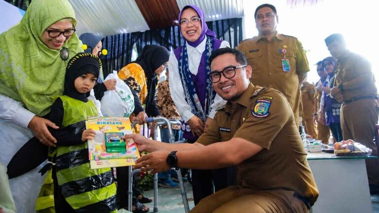 Wakil Wali Kota Tangerang Selatan Pilar Saga Ichsan meninjau Posyandu Selada saat penilaian Lomba Posyandu Tingkat Provinsi Banten 2026.