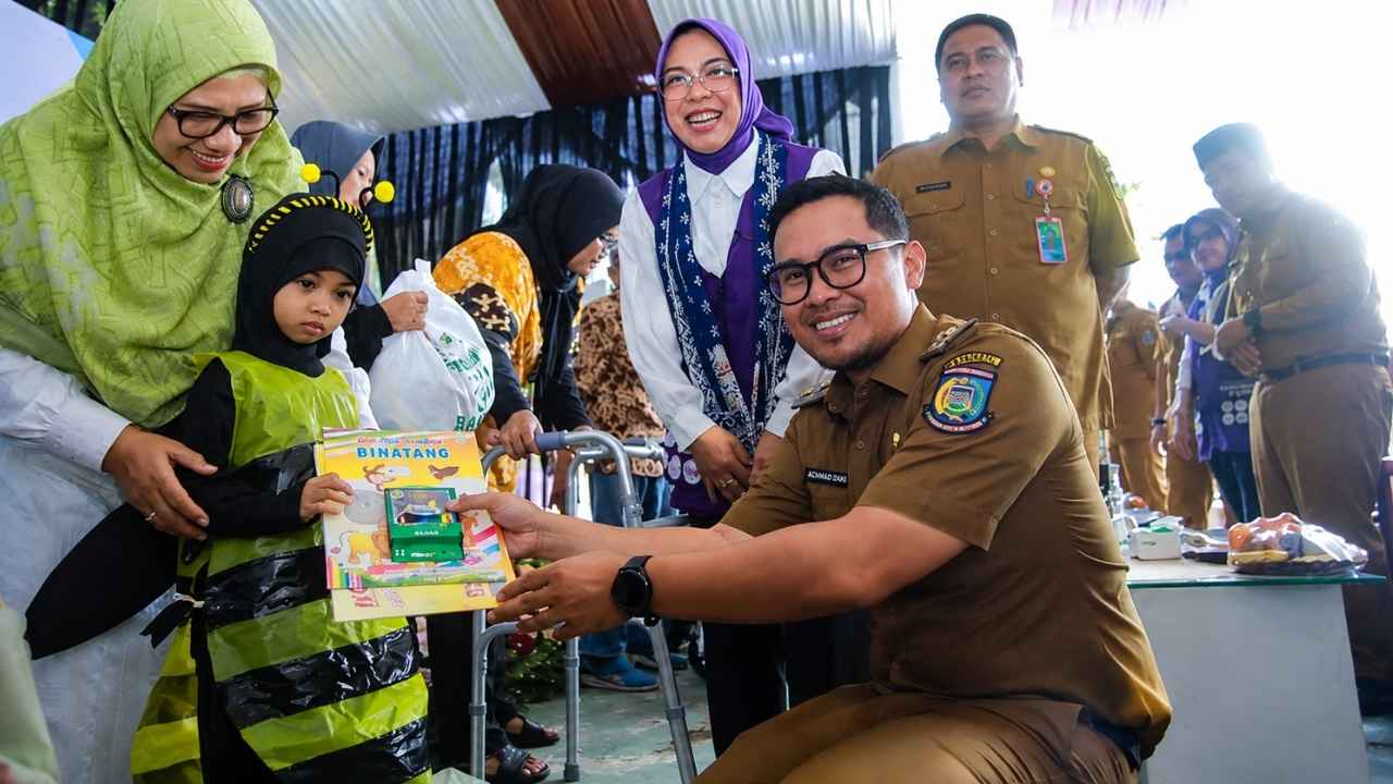 Wakil Wali Kota Tangerang Selatan Pilar Saga Ichsan meninjau Posyandu Selada saat penilaian Lomba Posyandu Tingkat Provinsi Banten 2026.