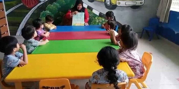 Anak-anak bermain dan belajar di TARA C-MORE Daycare Pemkot Tangerang Selatan.
