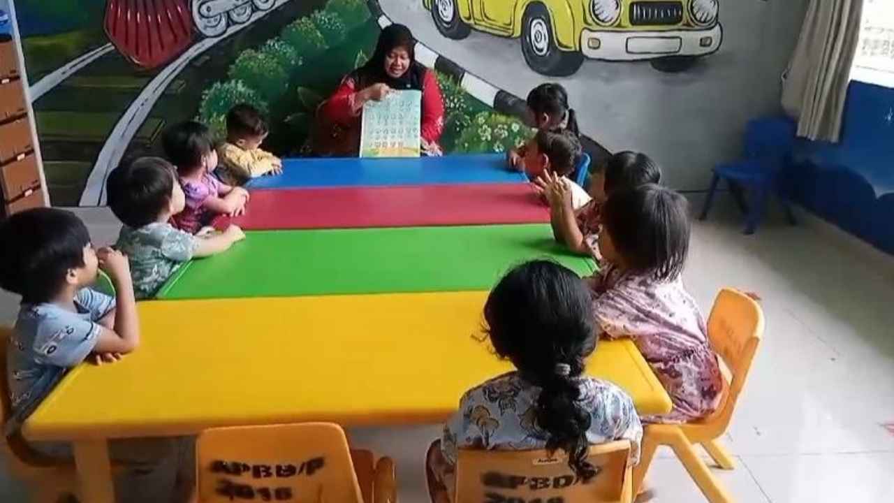 Anak-anak bermain dan belajar di TARA C-MORE Daycare Pemkot Tangerang Selatan.