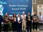 Sudut Pandang Award 2026 Apresiasi Tokoh Nasional Ferry Juliantono dan OC Kaligis menerima Sudut Pandang Award 2026 pada HUT ke-11 Media Sudut Pandang di Jakarta.