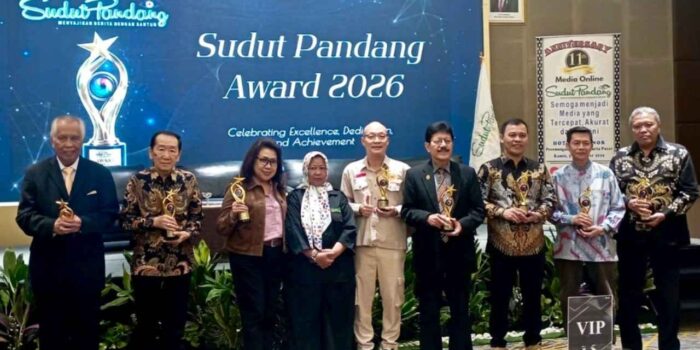 Ferry Juliantono dan OC Kaligis menerima Sudut Pandang Award 2026 pada HUT ke-11 Media Sudut Pandang di Jakarta.